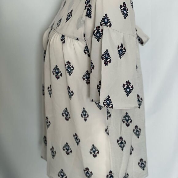 Loft Outlet NWT Gray w/Medallions Sheer Flutter Sleeve V & Bow detail Size XSP - Picture 2 of 10